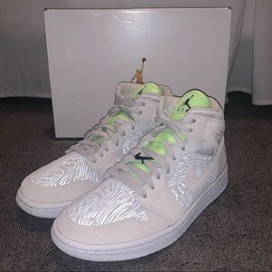 Vast Gray/Ghost Green Jordan 1